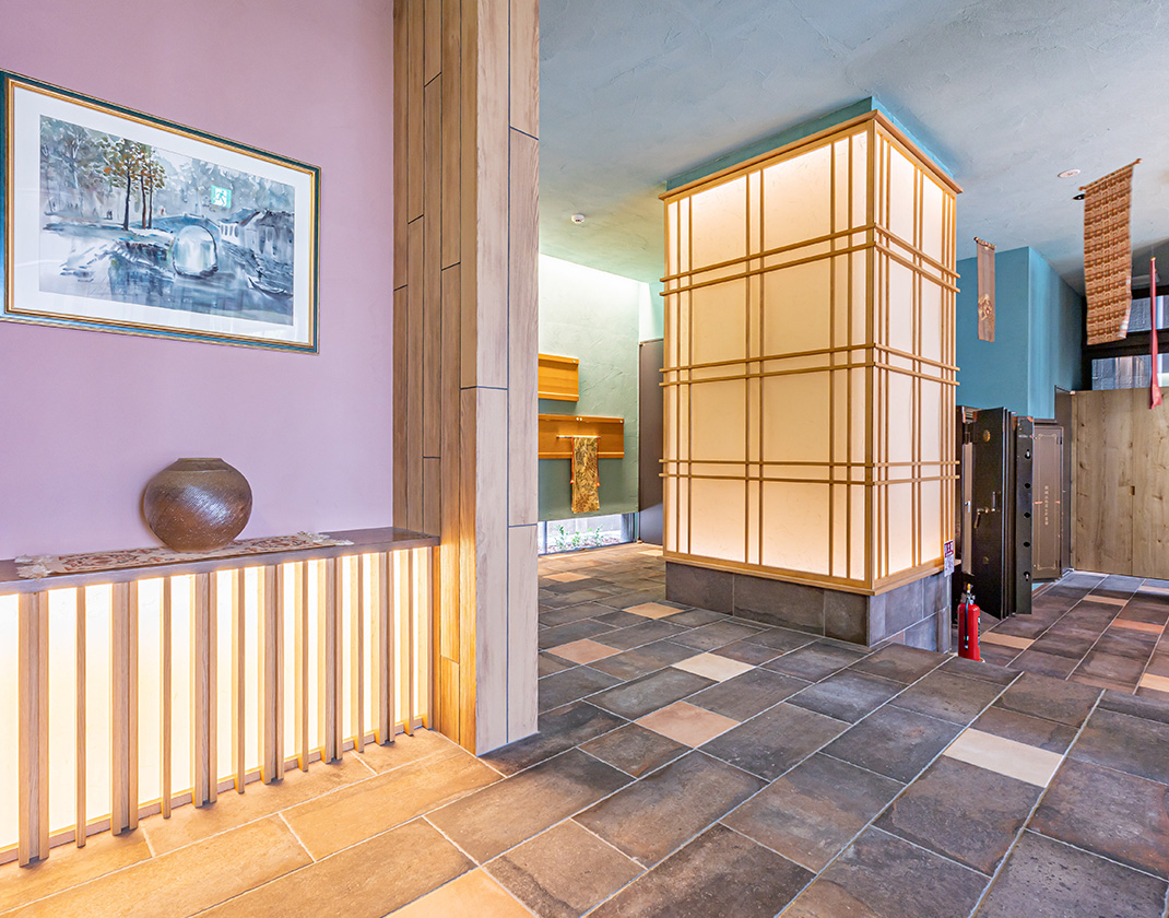 The arrival gallery